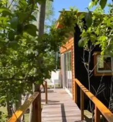 La pasarela de madera que llega a la cabaña