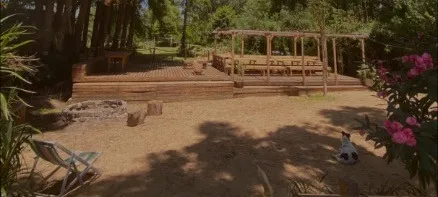 El predio con la pérgola y el fogón